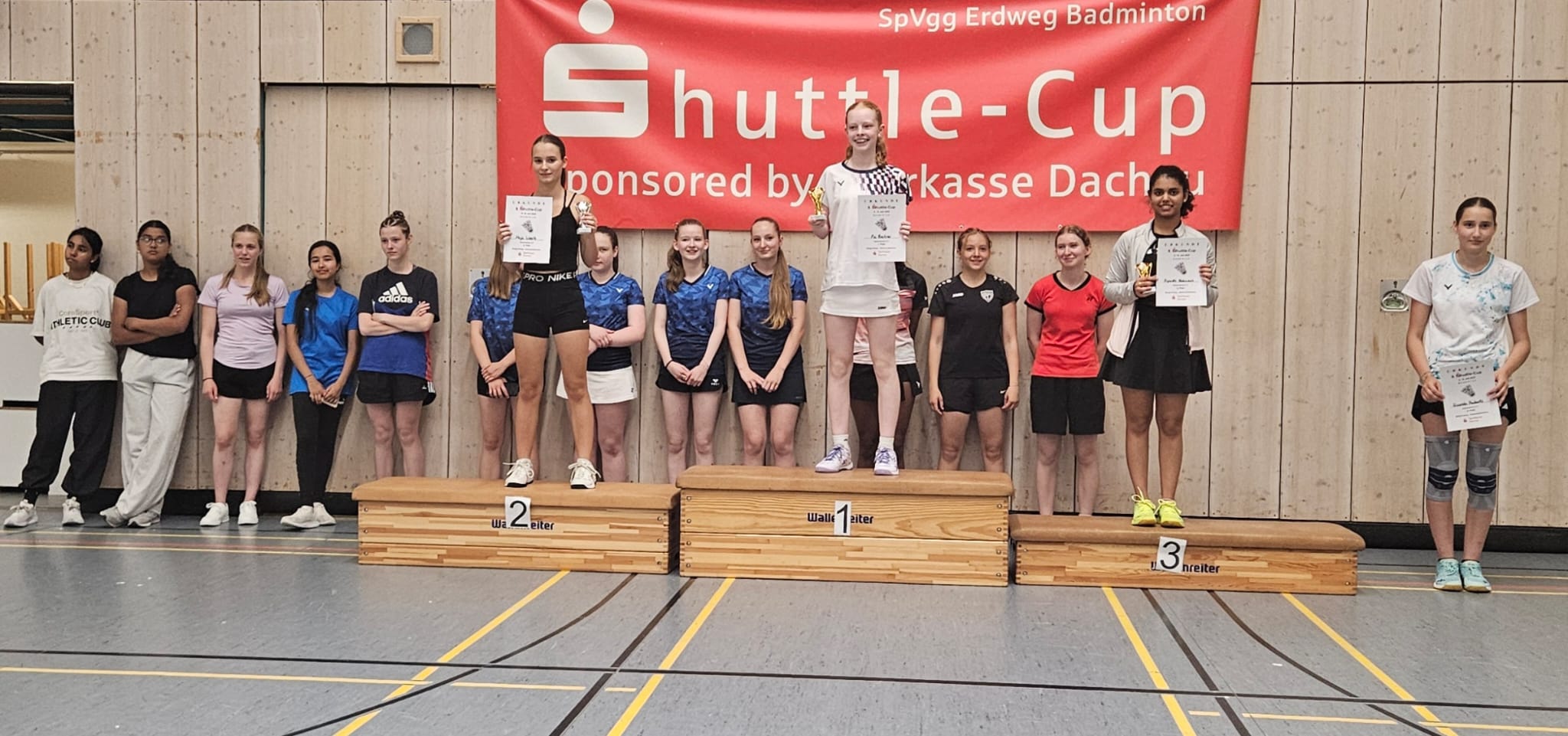 Maja Weerts mit ihrer Trophäe auf dem Siegerpodest