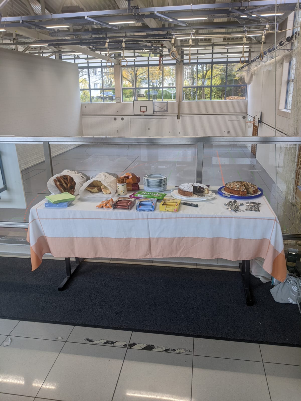 Kaffee und Kuchen für unsere Gäste Buffet beim ersten Heimspiel