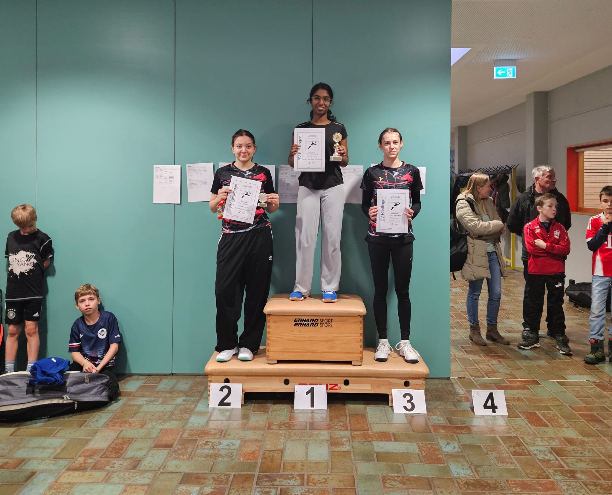 Maja Klaumünzner (Platz 2) und Sarah Kufner (Platz 3) auf dem Podium